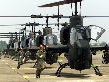 جنود من تايوان أمام مروحيات أميركية الصنع خلال عرض عسكري في تايتشونج - 21 أغسطس 2001 - REUTERS