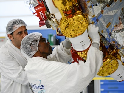 يعمل مهندسو الفضاء في Thales Alenia على القمر الصناعي KONNECT التابع لشركة Eutelsat والذي صنعته شركة Thales Alenia Space في مدينة كان بجنوب فرنسا - 19 نوفمبر 2019 - AFP