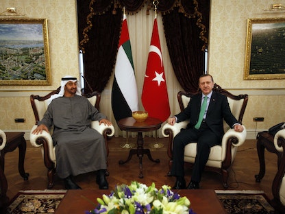 ولي عهد أبوظبي الشيخ محمد بن زايد، والرئيس التركي رجب طيب أردوغان خلال لقاء سابق في أنقرة، 28 فبراير 2012 - REUTERS