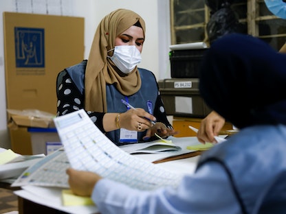 جانب من فرز الأصوات في الانتخابات التشريعية الأخيرة في بغداد، 10 أكتوبر 2021 - REUTERS