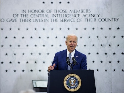 الرئيس الأميركي جو بايدن خلال زيارة لمقر وكالة الاستخبارات المركزية (CIA) ولاية فيرجينيا- 8 يوليو 2022 - AFP