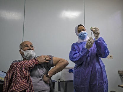 مصري يتلقى جرعة من لقاح أسترازينيكا المضاد لفيروس كورونا في القاهرة، 4 مارس 2021 - AFP