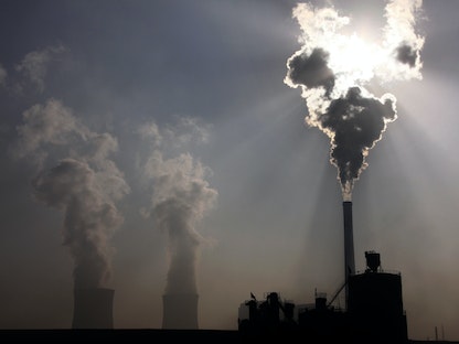 انبعاثات كربونية من مصانع في الصين - REUTERS