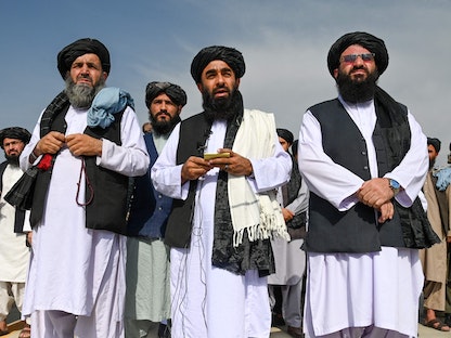 المتحدث الرسمي باسم طالبان ذبيح الله مجاهد يتحدث للصحافيين من مطار كابول بعد انسحاب آخر جندي أميركي - 31 أغسطس - AFP