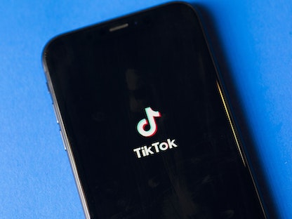 شعار تطبيق "تيك توك" على هاتف محمول - Bloomberg