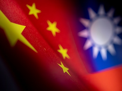 العلم الصيني (يسار) والعلم التايواني (يمين) - REUTERS