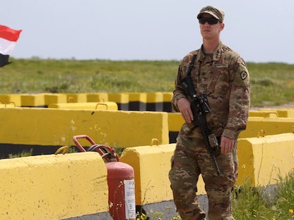 جندي أميركي في قاعدة القيارة الجوية بالعراق 26 مارس 2020 - AFP