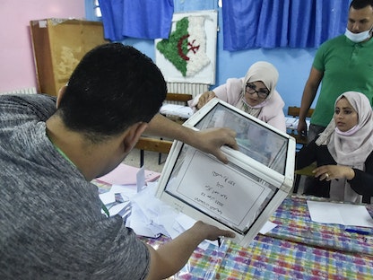 جانب من فرز أصوات الناخبين في الانتخابات التشريعية بالجزائر في مركز اقتراع على أطراف العاصمة - 12 يونيو 2021 - AFP