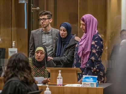 ميسون سلامة والدة عطا عليان، أحد ضحايا الهجوم على مسجدي نيوزيلندا، خلال إفادتها أمام المحكمة العليا في كرايست تشيرش - REUTERS