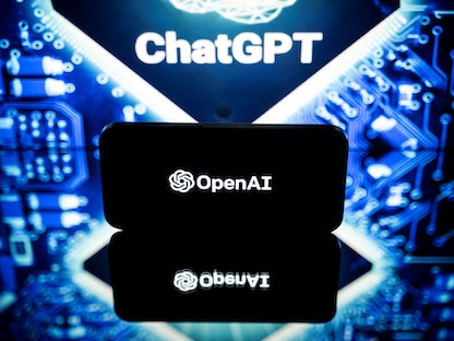 صورة تظهر شعار شركة "OpenAI" المسؤولة عن برنامج الذكاء الاصطناعي "ChatGPT" خلال معرض في تولوز بفرنسا. 23 يناير 2023 - AFP