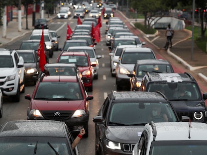 متظاهرون برازيليون خلال مسيرة بالسيارات في ساو باولو احتجاجاً على سياسة الرئيس جايير بولسونارو- 23 يناير 2021 - REUTERS