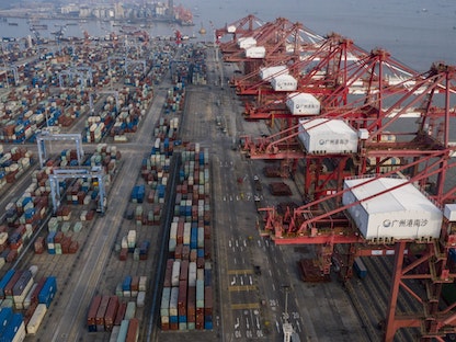 حاويات شحن ورافعات في ميناء نانشا الصيني - 20 نوفمبر 2020 - Bloomberg