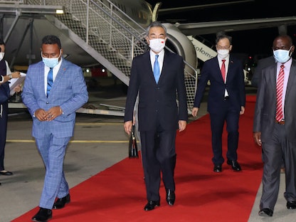 وزير خارجية جزر سليمان جيريميا مانيلي (يسار) يستقبل نظيره الصيني وانج يي لدى وصوله إلى مطار هندرسون الدولي في هونيارا - 25 مايو 2022 - AFP