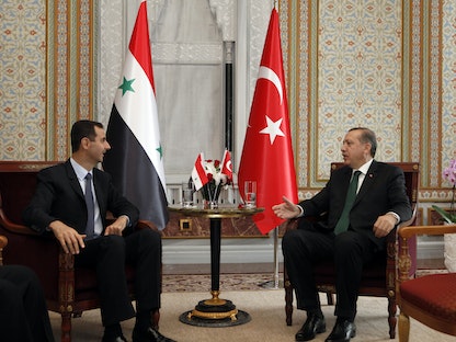 الرئيس التركي رجب طيب أردوغان عندما كان رئيساً للوزراء يتحدث مع الرئيس السوري بشار الأسد في إسطنبول. 7 يونيو 2010 - REUTERS