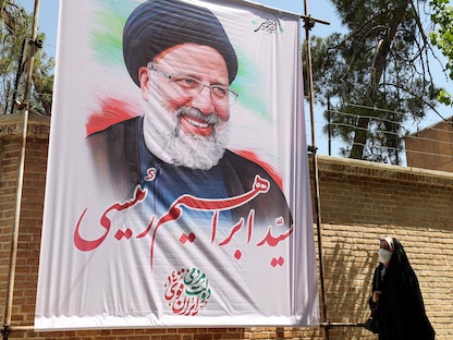 ملصق انتخابي لرئيس القضاء إبراهيم رئيسي في طهران - 29 مايو 2021 - AFP