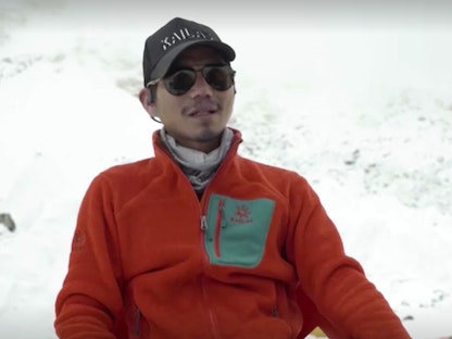 تشانغ هونغ أول ضرير في آسيا والثالث عالمياً يتسلق جبل إيفرست - مقابلة من وكالة رويترز
