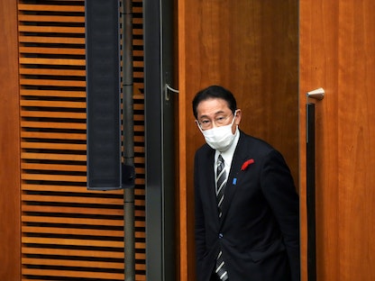 رئيس الوزراء الياباني فوميو كيشيدا قبل بدء مؤتمر صحافي في العاصمة طوكيو- 14 أكتوبر 2021 - REUTERS