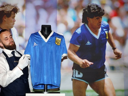 قميص مارادونا الذي ارتداه في ربع نهائي مونديال 1986 أمام إنجلترا - AFP
