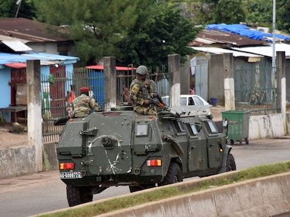 مركبة تقل عناصر من الجيش الغيني في العاصمة كوناكري. 5 سبتمبر 2021. - AFP
