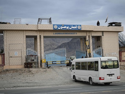 حافلة تنقل الطلاب إلى جامعة لغمان في أفغانستان- 2 فبراير 2022 - AFP