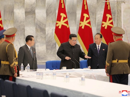 زعيم كوريا الشمالية كيم جونج أون خلال اجتماع للجنة العسكرية المركزية لحزب العمال الكوري - 23 يونيو 2022 - REUTERS
