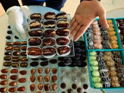 تمور محشوة باللوز والشوكولاتة والفستق تباع بأحد فنادق دبي، الإمارات. 3 أبريل 2023  - AFP