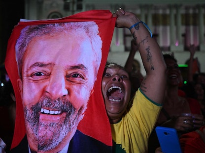 أنصار الرئيس البرازيلي الجديد لولا دي سيلفا يحتفلون عقب إعلان فوزه بالانتخابات الرئاسية، ريو دي جانيرو، البرازيل، 30 أكتوبر 2022. - AFP