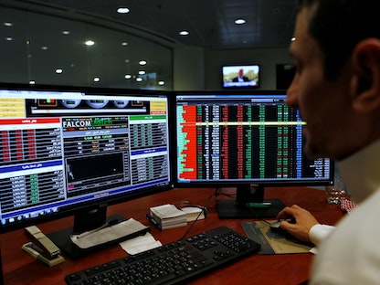متداول يراقب حركة أسهم البورصة السعودية، الرياض. 7 فبراير 2018 - REUTERS