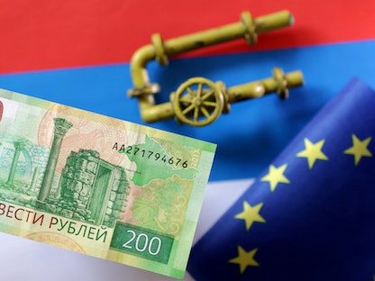 نموذج لخط أنابيب غاز وورقة نقدية من الروبل وعلم الاتحاد الأوروبي على العلم الروسي (رسم توضيحي ). 7 سبتمبر 2022 - REUTERS