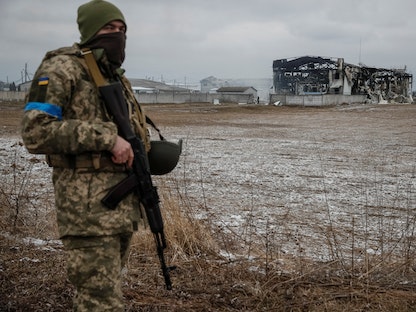 جندي أوكراني على خط المواجهة شمال العاصمة كييف- 13 مارس 2022 - REUTERS