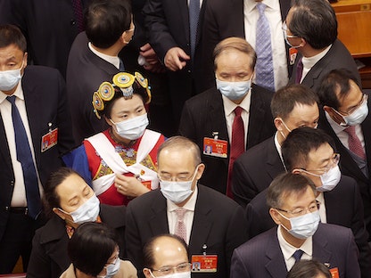 مندوبون يغادرون بعد مشاركتهم في جلسة للبرلمان الصيني ببكين - 8 مارس 2021 - AP