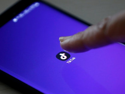 شعار تطبيق "تيك توك" على شاشة هاتف ذكي  - REUTERS