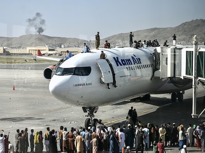 جانب من الفوضى في المطار الأفغاني كابول - 16 أغسطس2021 - AFP