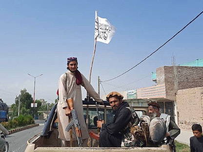 مسلحو طالبان يقودون سيارة للجيش الأفغاني في شوارع ولاية لغمان - 15 أغسطس 2021 - AFP