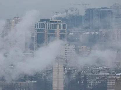 تصاعد الدخان في العاصمة الأوكرانية كييف بعد هجمات صاروخية روسية. 13 يناير 2026 - REUTERS