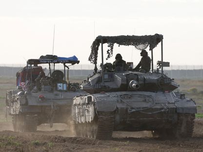 دبابات وآليات عسكرية إسرائيلية في قطاع غزة بينما يستمر القصف الجوي والغارات على القطاع منذ أشهر. 7 مارس 2024 - AFP