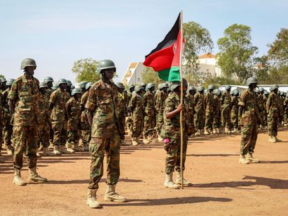 جنود من جيش جنوب السودان في احتفال قبل نشرهم في جمهورية الكونغو الديمقراطية بعد حفل مغادرتهم في أحد مقراتهم العسكرية في جوبا بجنوب السودان. 28 ديسمبر 2022 - AFP