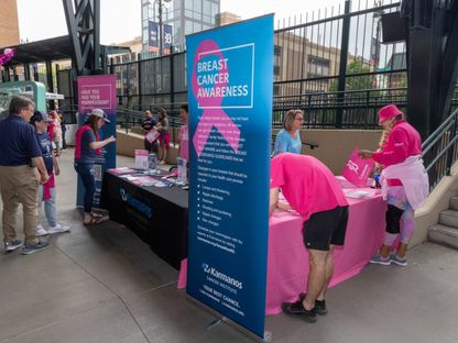 متطوعون خلال حملة للتوعية بمخاطر سرطان الثدي في ميشيجان، الولايات المتحدة، 14 مايو 2023 - Reuters
