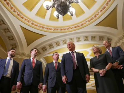 الرئيس الأميركي دونالد ترمب يتحدث إلى جانب نائبه جيه دي فانس وعدد من النواب بعد اجتماع مع الجمهوريين في الكونجرس في مبنى الكابيتول بواشنطن. 8 يناير 2025 - Reuters