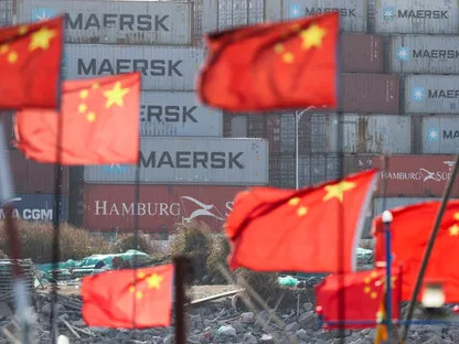 أعلام الصين بالقرب من حاويات الشحن في ميناء يانجشان قرب مدينة شنغهاي. الصين. 7 فبراير 2025 - Reuters