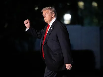 الرئيس الأميركي دونالد ترمب يتجول في الحديقة الجنوبية للبيت الأبيض بعد وصوله على متن طائرة مارين وان في واشنطن. 2 نوفمبر 2025 - Bloomberg