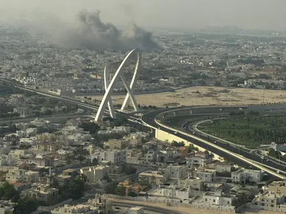 صورة متداولة تظهر تصاعد الدخان في وسط العاصمة القطرية الدوحة. 09 سبتمبر 2025 - .