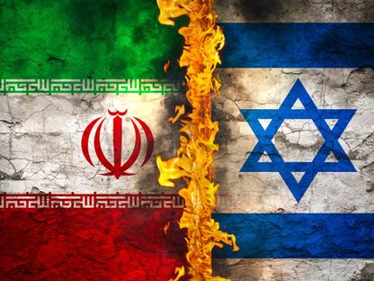 العلمان الإسرائيلي والإيراني - Reuters
