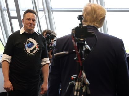 الرئيس الأميركي دونالد ترمب وإيلون ماسك بعد إطلاق صاروخ SpaceX Falcon 9 إلى محطة الفضاء الدولية من مركز كينيدي للفضاء التابع لناسا في كيب كانافيرال، فلوريدا، 30 مايو 2020 - Reuters