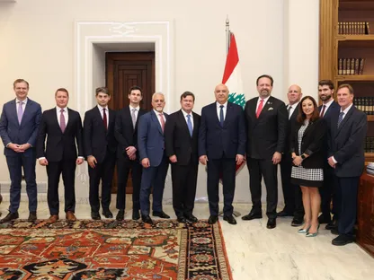 الرئيس اللبناني جوزاف عون رفقة وفد وزارة الخزانة الأميركية في قصر بعبدا بالعاصمة بيروت. 9 نوفمبر 2025 - X/@LBpresidency