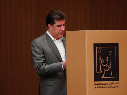 رئيس إقليم كردستان العراق نيجيرفان بارزاني يصوت في الانتخابات البرلمانية بأربيل. 10 أكتوبر 2021 - REUTERS