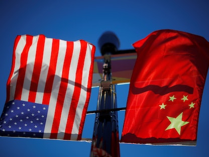 علما الولايات المتحدة والصين يرفرفان في الحي الصيني بولاية ماساتشوستس الأميركية، 1 نوفمبر 2021. - REUTERS