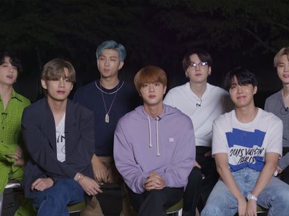 فرقة BTS بعد تسلم جائزة أفضل موسيقى بوب عن "On" من حفل MTV Video Music Awards لعام 2020 - AFP