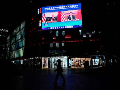 شاشة خارجية تعرض اللقاء الافتراضي بين الرئيس الصيني شي جين بينج ونظيره الأميركي جو بايدن، في بكين. 16 نوفمبر 2021 - AFP