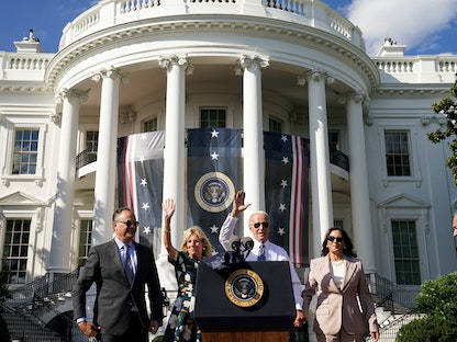 الرئيس الأميركي جو بايدن والسيدة الأولى جيل بعد فعالية للاحتفال بإنفاذ "قانون خفض التضخم" لعام 2022" في البيت الأبيض، 13 سبتمبر 2022  - REUTERS